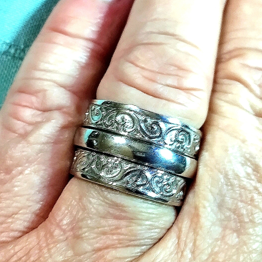 DOUBLE SHANK, SOLID STERLING RING, IN THE MIDDLE IS A *SPINNER*, Size.-9